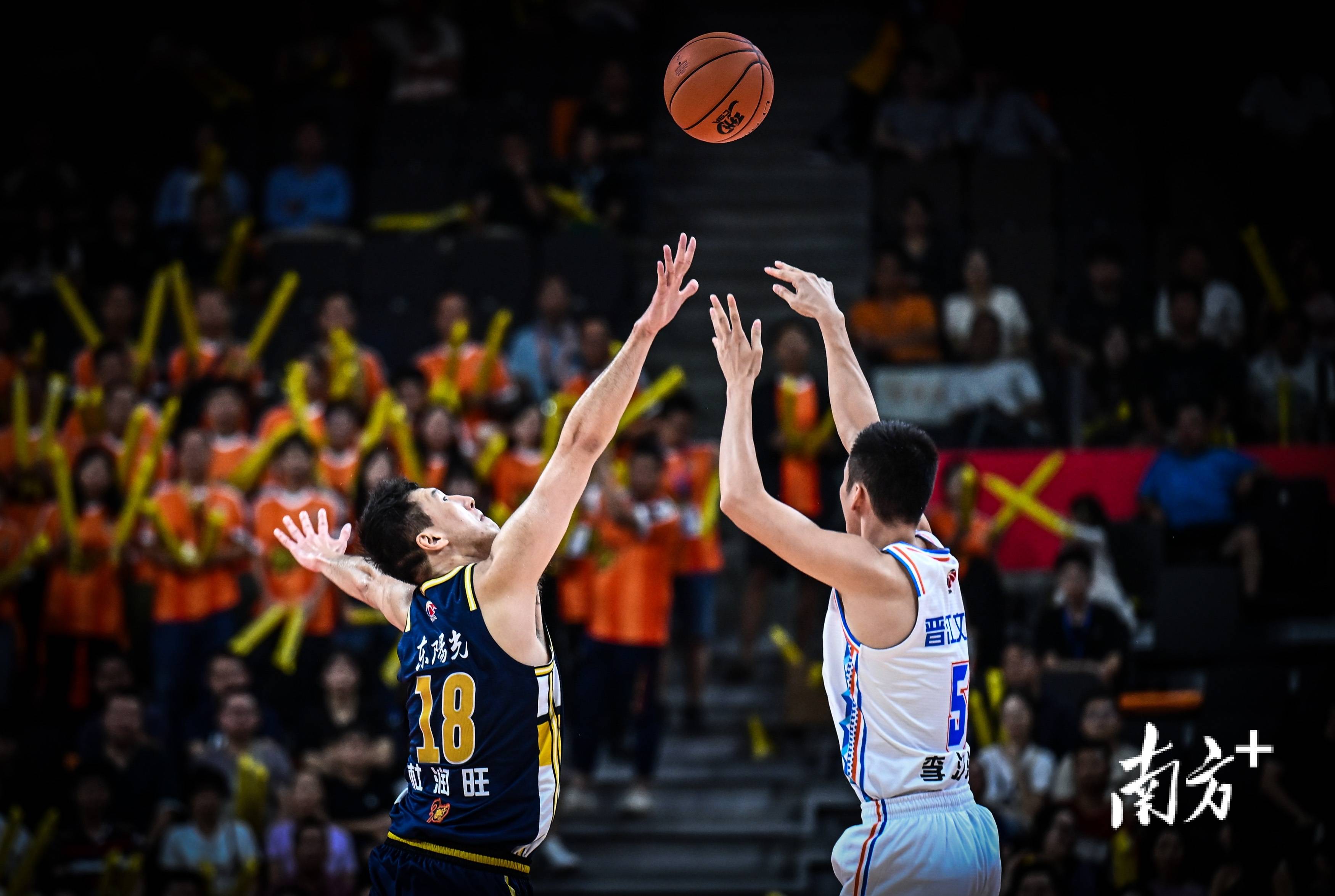 广东男篮再次获得胜利,稳坐第一 广东男篮再次获得胜利,稳坐第一