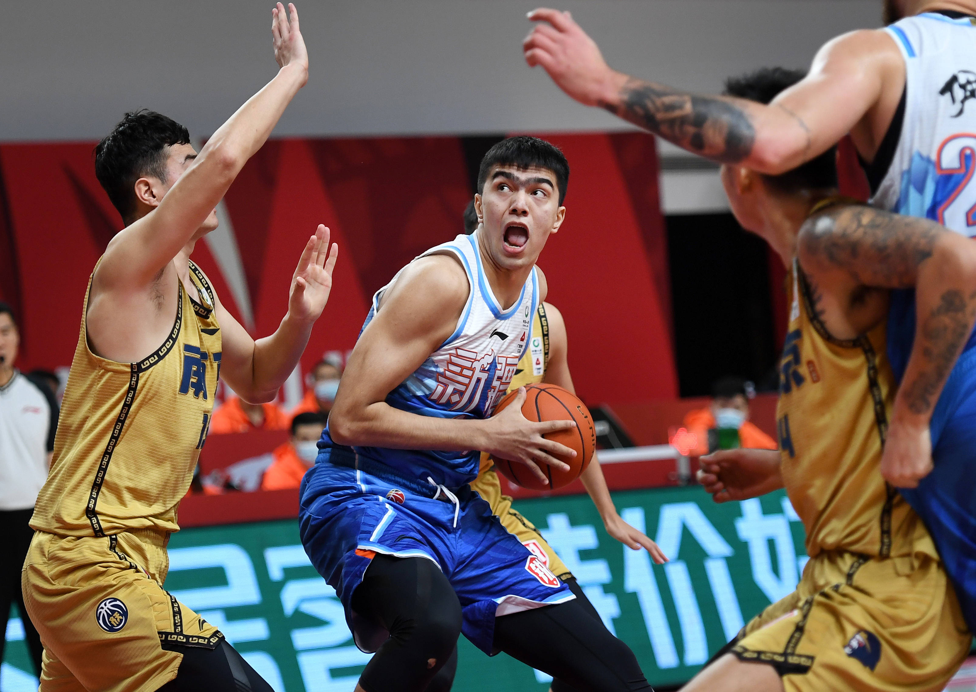 新疆队在比赛中实现了完美配合,轻松获胜 新疆队在比赛中实现了完美配合,轻松获胜